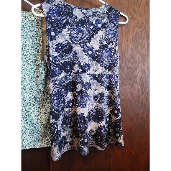 Lot of 2 blouse Tank Top Women's Small V-Neck Sleeveless Career Floral Abstract - Picture 7 of 11